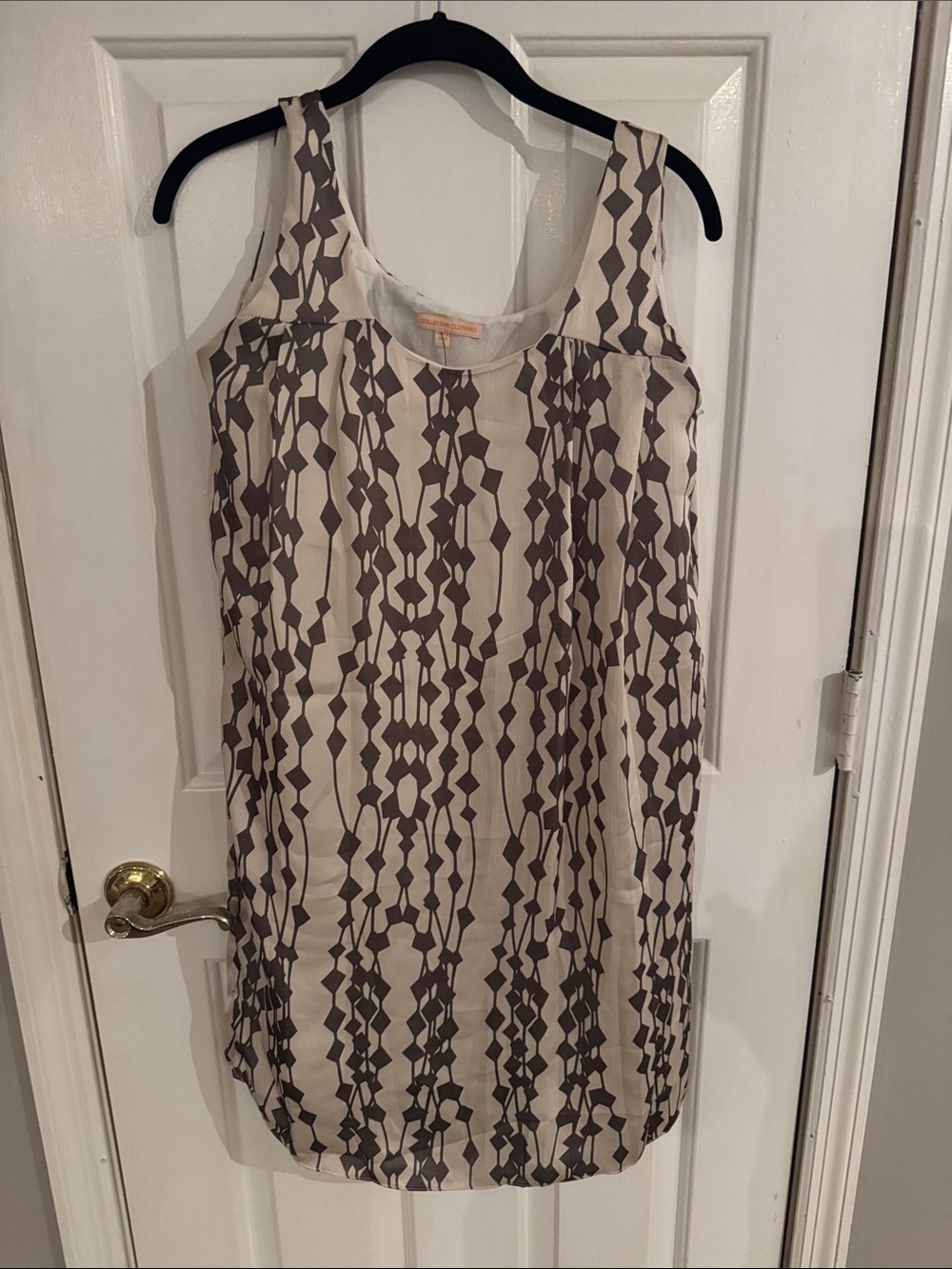 NWT COLLECTIVE CLOTHING Sleeveless Printed Shift Dress - Taupe Pattern